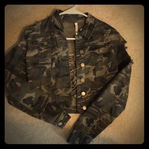 Pre-ripped camouflage half jacket
